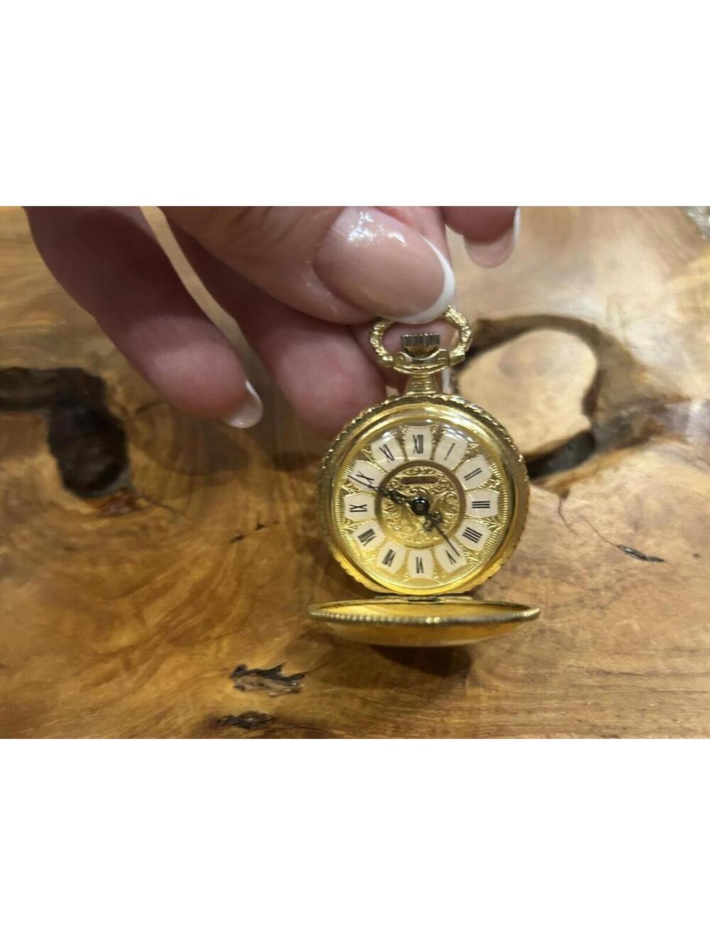 FASHION TIME/CHATEAU gold Tone Women's Pocket Watch Working. Swiss 1 J